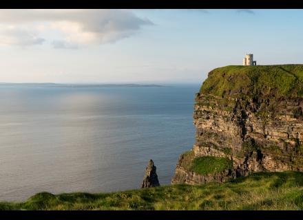 Scenery_along_the_Cliffs_of_Moher_resized.jpg